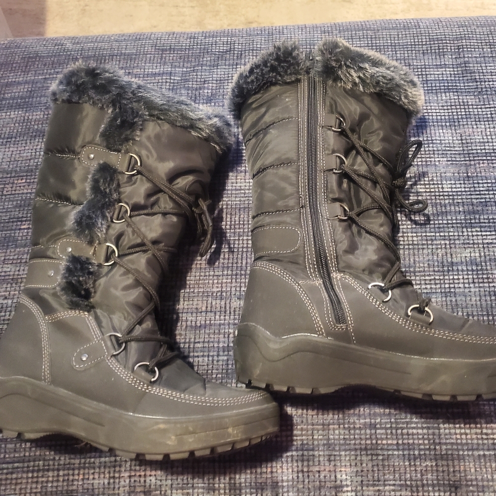 Snow boots